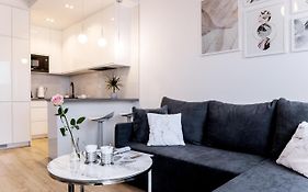 Lake View Apartment-Free Parking